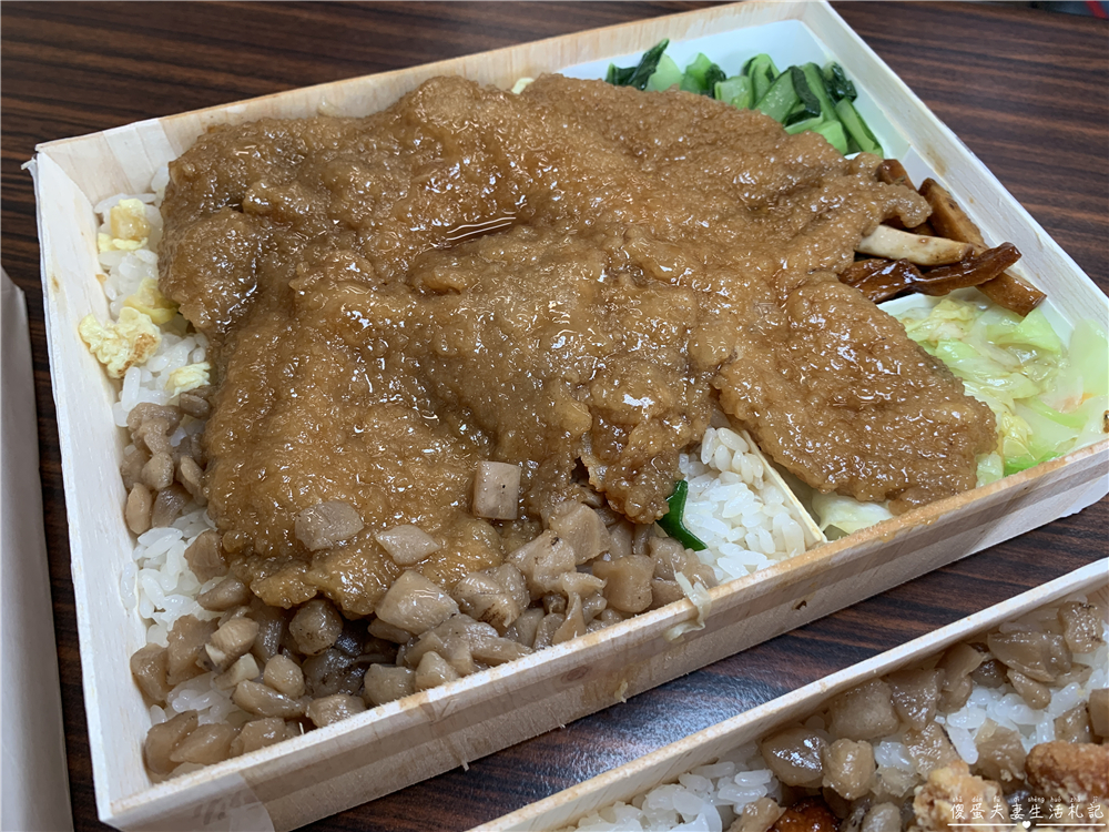 【苗栗市。美食】『55領先池上飯包』均一價！簡單快速的便當專賣店！ @傻蛋夫妻生活札記