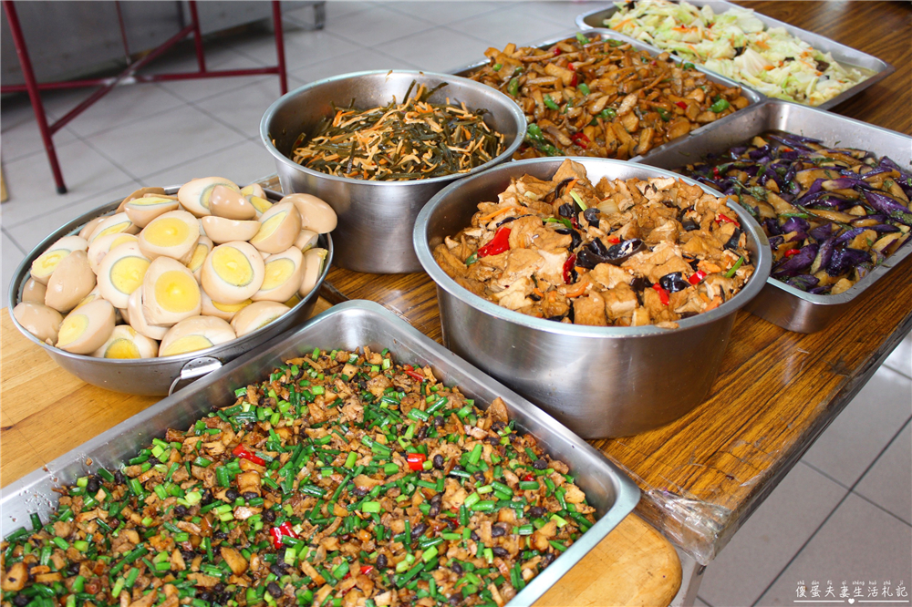 【苗栗市。美食】『富有便當』浮誇系便當！藏在苗栗邊郊的超豐盛便當！滿到看不到飯~~ @傻蛋夫妻生活札記