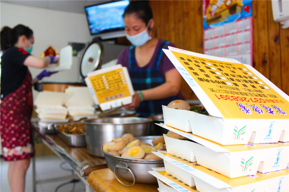 【苗栗市。美食】『富有便當』浮誇系便當！藏在苗栗邊郊的超豐盛便當！滿到看不到飯~~ @傻蛋夫妻生活札記