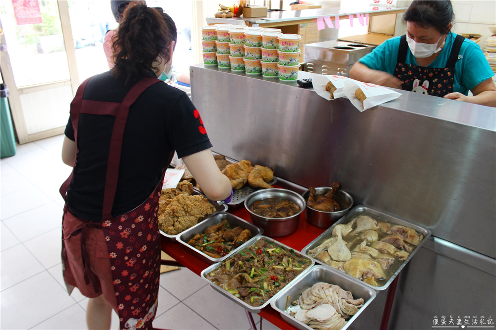 【苗栗市。美食】『富有便當』浮誇系便當！藏在苗栗邊郊的超豐盛便當！滿到看不到飯~~ @傻蛋夫妻生活札記