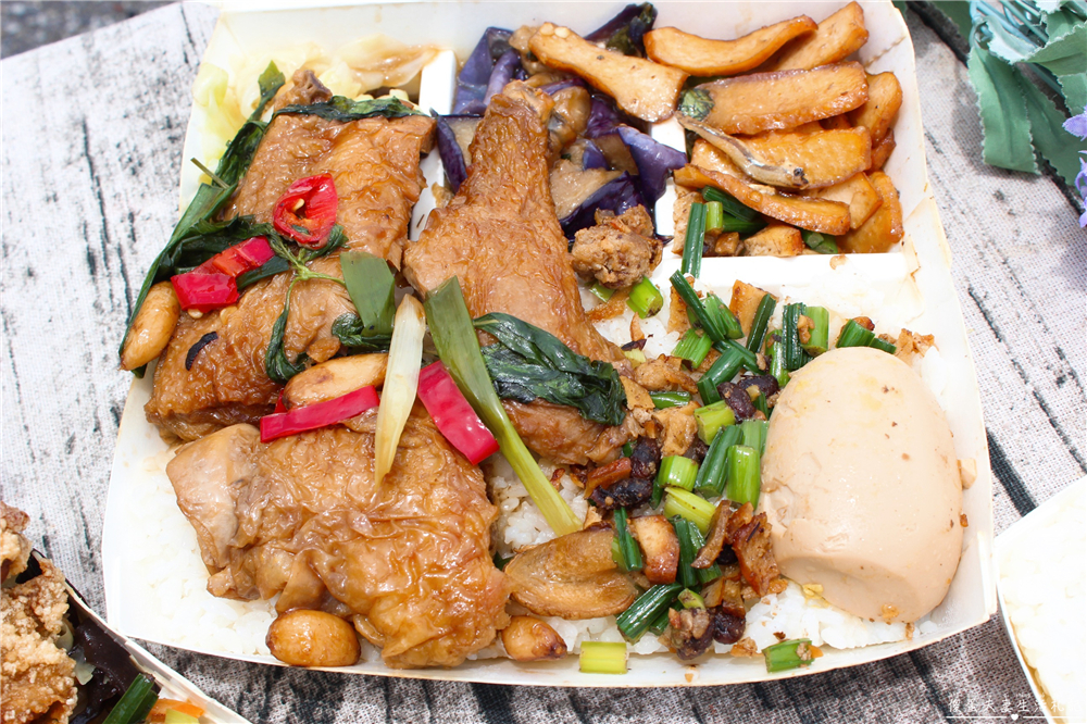 【苗栗市。美食】『富有便當』浮誇系便當！藏在苗栗邊郊的超豐盛便當！滿到看不到飯~~ @傻蛋夫妻生活札記