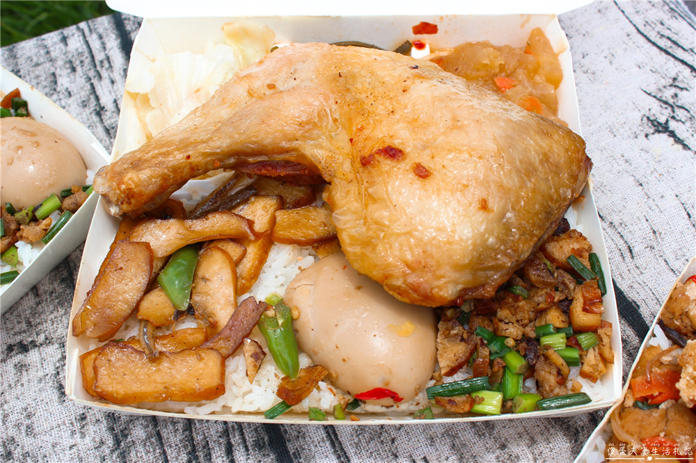 【苗栗市。美食】『富有便當』浮誇系便當！藏在苗栗邊郊的超豐盛便當！滿到看不到飯~~ @傻蛋夫妻生活札記