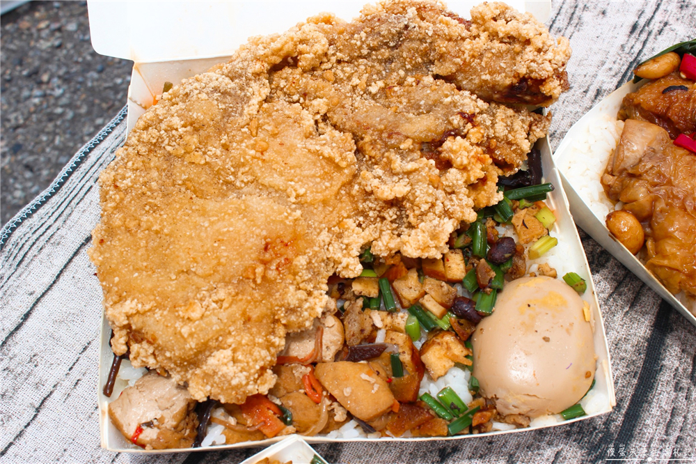 【苗栗市。美食】『富有便當』浮誇系便當!藏在苗栗邊郊的超豐盛便當!滿到看不到飯~~ @傻蛋夫妻生活札記 【苗栗市。美食】『富有便當』浮誇系便當!藏在苗栗邊郊的超豐盛便當!滿到看不到飯~~ @傻蛋夫妻生活札記