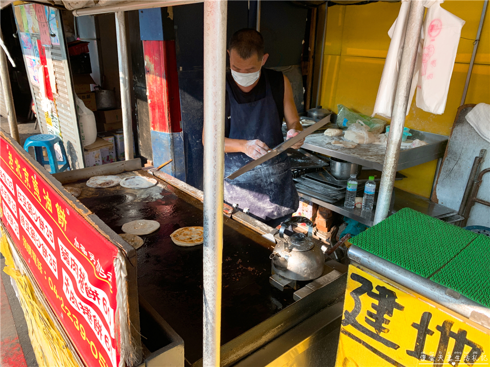 【台中北屯。美食】『老北京蔥油餅』最顯眼的隱密小店~簡單好吃的北方麵食專賣！ @傻蛋夫妻生活札記