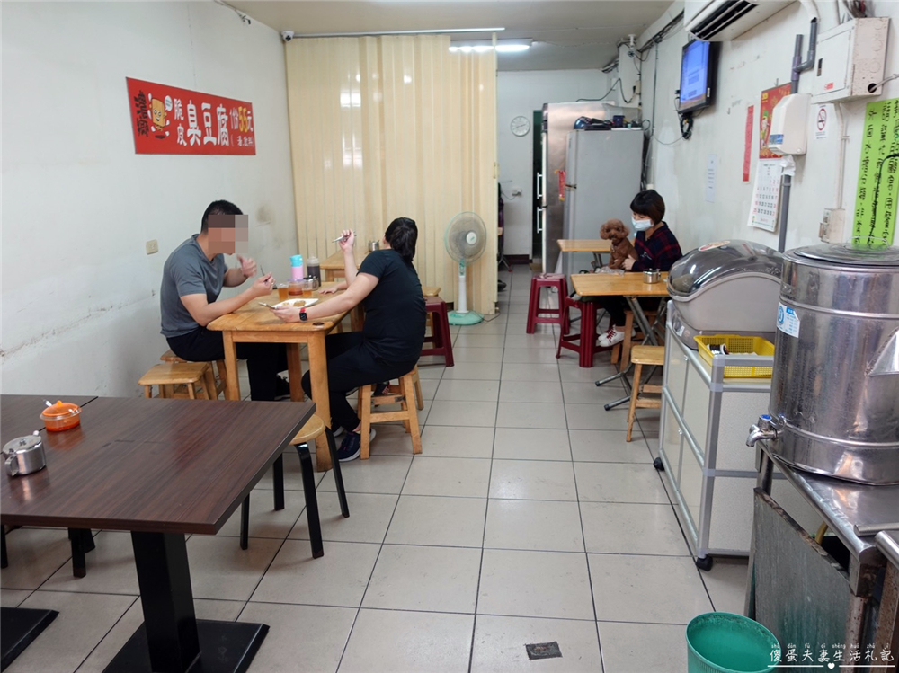 【台中東區。美食】『濃鄉臭豆腐』外酥內多汁！全店只有一個品項的臭豆腐專賣店！ @傻蛋夫妻生活札記