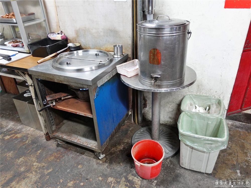 【台中北屯。美食】『妙口臭豆腐』巷子內的美食！內用超有誠意大腸豬血湯吃到爽！便宜與美味兼具的好吃臭豆腐！ @傻蛋夫妻生活札記