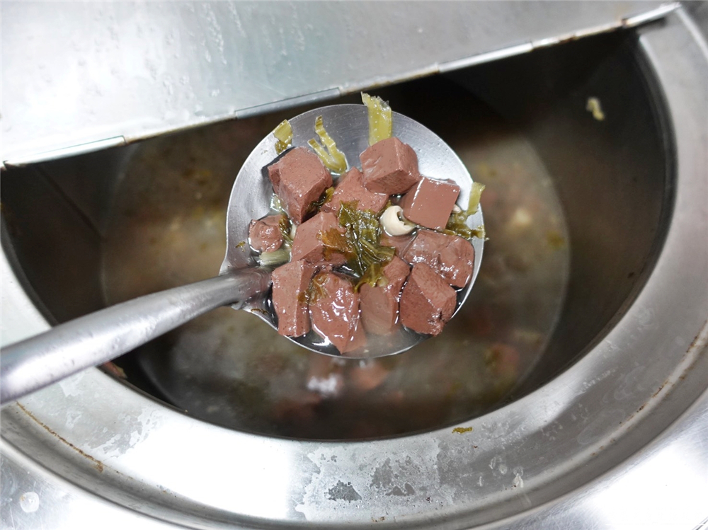 【台中北屯。美食】『妙口臭豆腐』巷子內的美食！內用超有誠意大腸豬血湯吃到爽！便宜與美味兼具的好吃臭豆腐！ @傻蛋夫妻生活札記