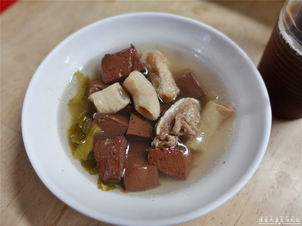 【台中北屯。美食】『妙口臭豆腐』巷子內的美食！內用超有誠意大腸豬血湯吃到爽！便宜與美味兼具的好吃臭豆腐！ @傻蛋夫妻生活札記