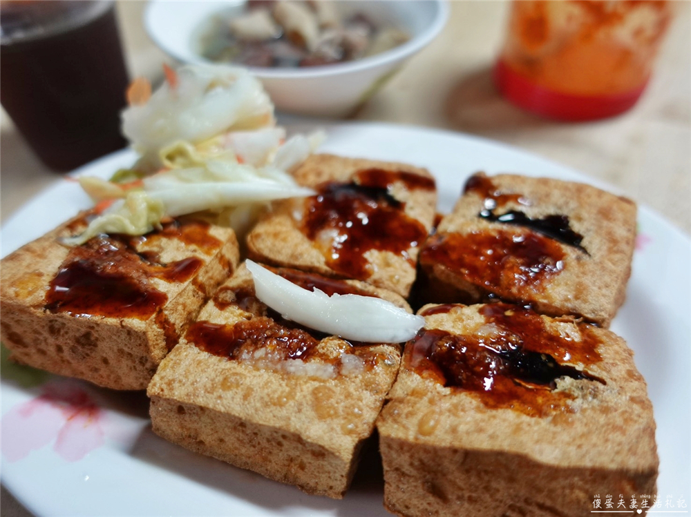 【台中北屯。美食】『妙口臭豆腐』巷子內的美食！內用超有誠意大腸豬血湯吃到爽！便宜與美味兼具的好吃臭豆腐！ @傻蛋夫妻生活札記