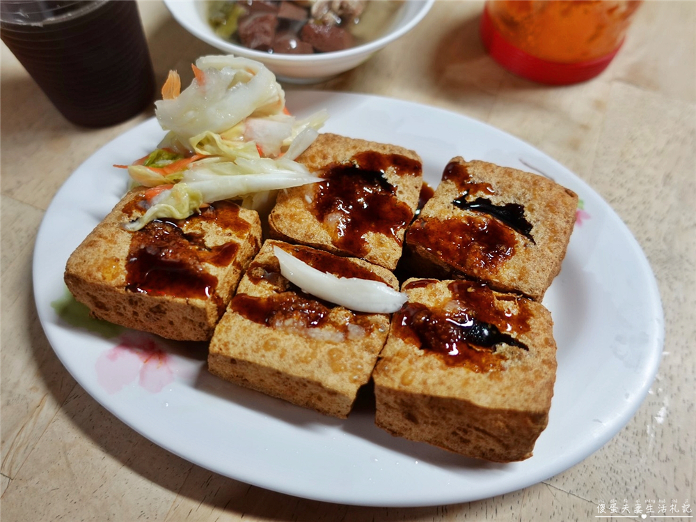 【台中北屯。美食】『妙口臭豆腐』巷子內的美食！內用超有誠意大腸豬血湯吃到爽！便宜與美味兼具的好吃臭豆腐！ @傻蛋夫妻生活札記