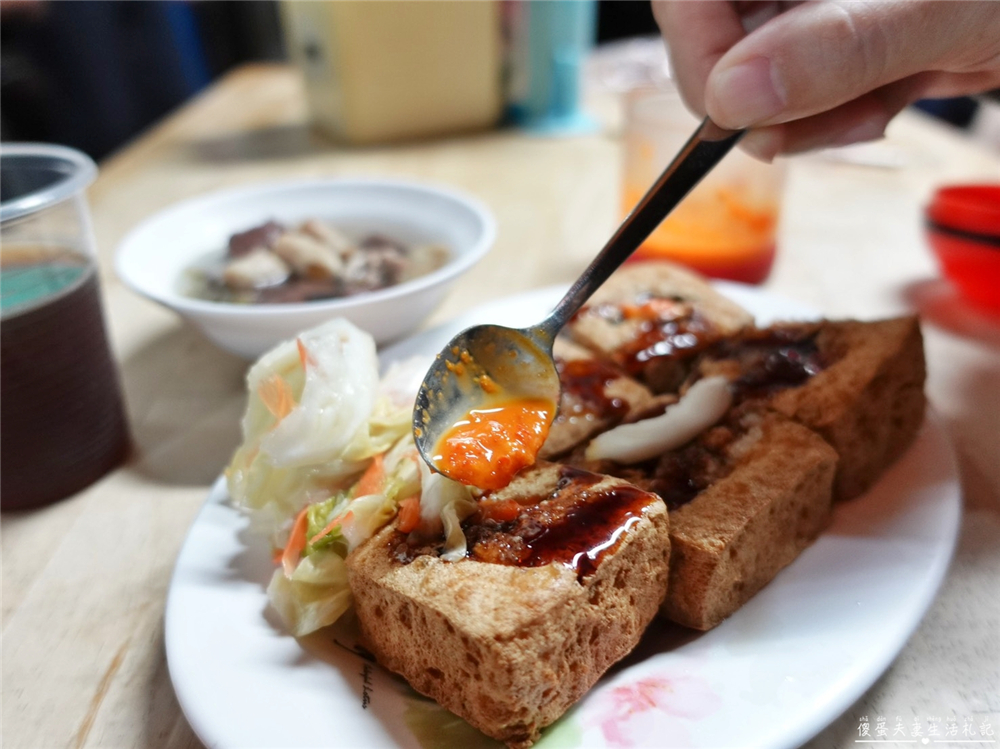【台中北屯。美食】『妙口臭豆腐』巷子內的美食！內用超有誠意大腸豬血湯吃到爽！便宜與美味兼具的好吃臭豆腐！ @傻蛋夫妻生活札記