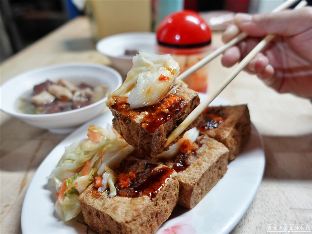 【台中北屯。美食】『妙口臭豆腐』巷子內的美食！內用超有誠意大腸豬血湯吃到爽！便宜與美味兼具的好吃臭豆腐！ @傻蛋夫妻生活札記