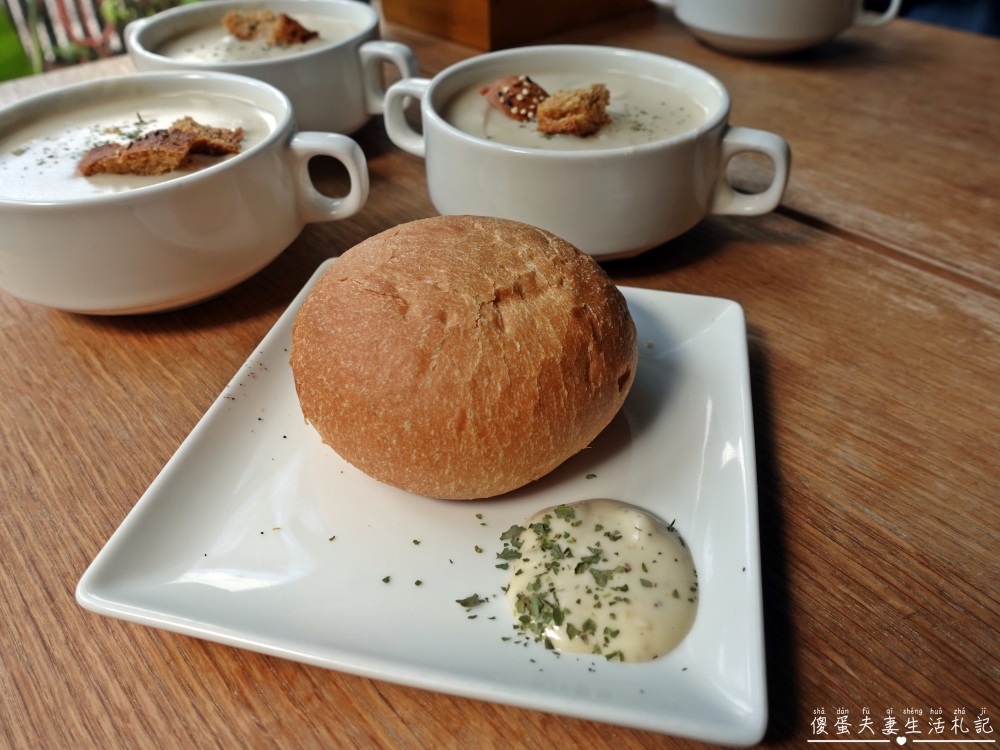 【台中龍井。美食】『嚼食noms-東海店』小巧、溫馨、美味！藏身東海商圈的超熱門寵物友善義式料理！ @傻蛋夫妻生活札記