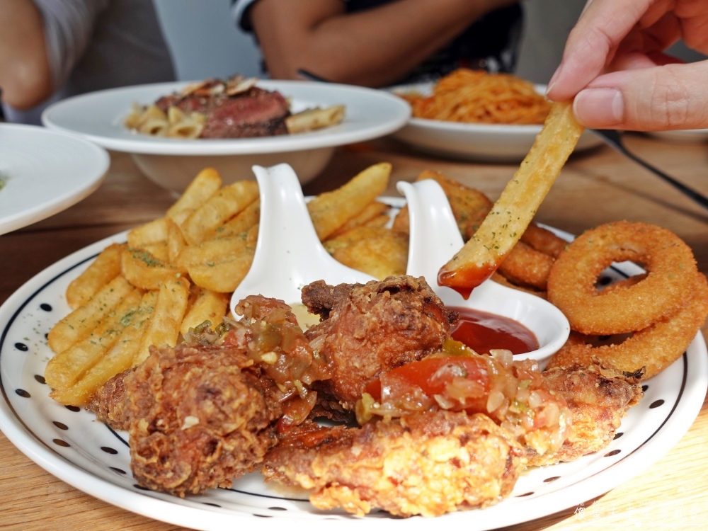 【台中龍井。美食】『嚼食noms-東海店』小巧、溫馨、美味！藏身東海商圈的超熱門寵物友善義式料理！ @傻蛋夫妻生活札記