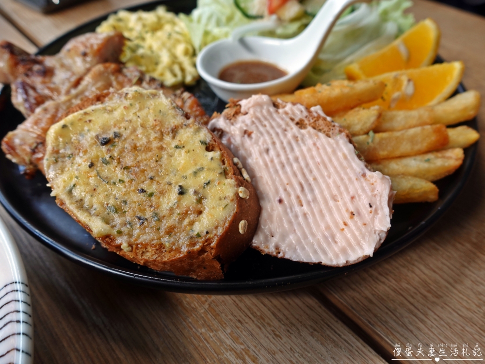 【台中龍井。美食】『嚼食noms-東海店』小巧、溫馨、美味！藏身東海商圈的超熱門寵物友善義式料理！ @傻蛋夫妻生活札記