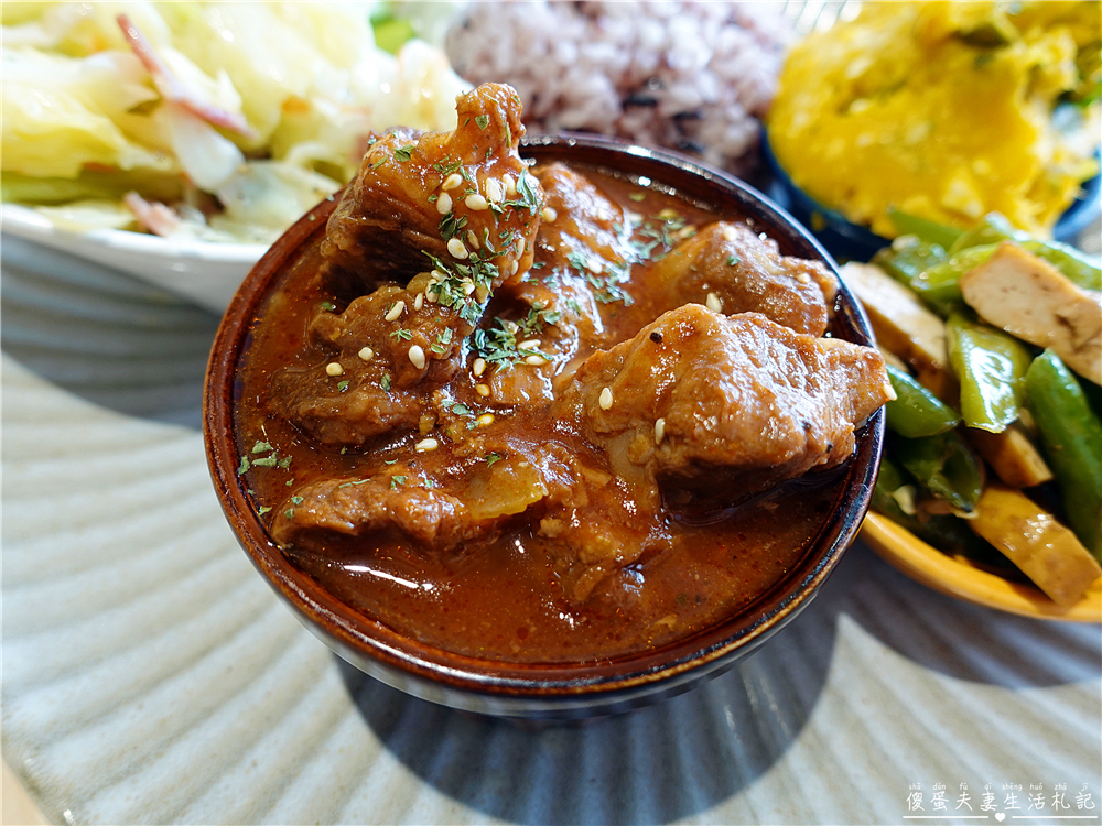 【苗栗市。美食】『米盛食堂』最強配菜！擺盤漂亮、風格清新的美味簡餐系便當！ @傻蛋夫妻生活札記