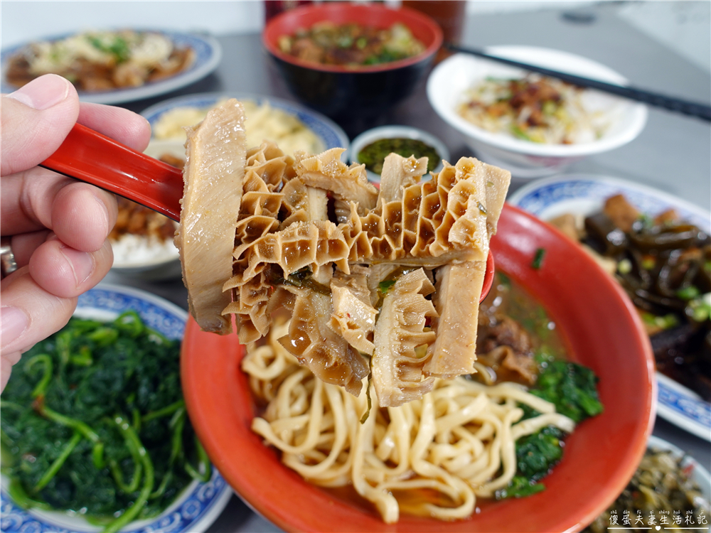 【苗栗後龍。美食】『黃屋牛肉麵』在地人激推！十班坑超人氣牛肉麵小吃店！ @傻蛋夫妻生活札記