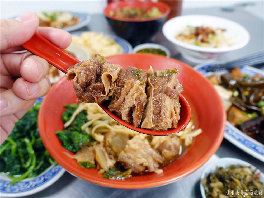 【苗栗後龍。美食】『黃屋牛肉麵』在地人激推！十班坑超人氣牛肉麵小吃店！ @傻蛋夫妻生活札記