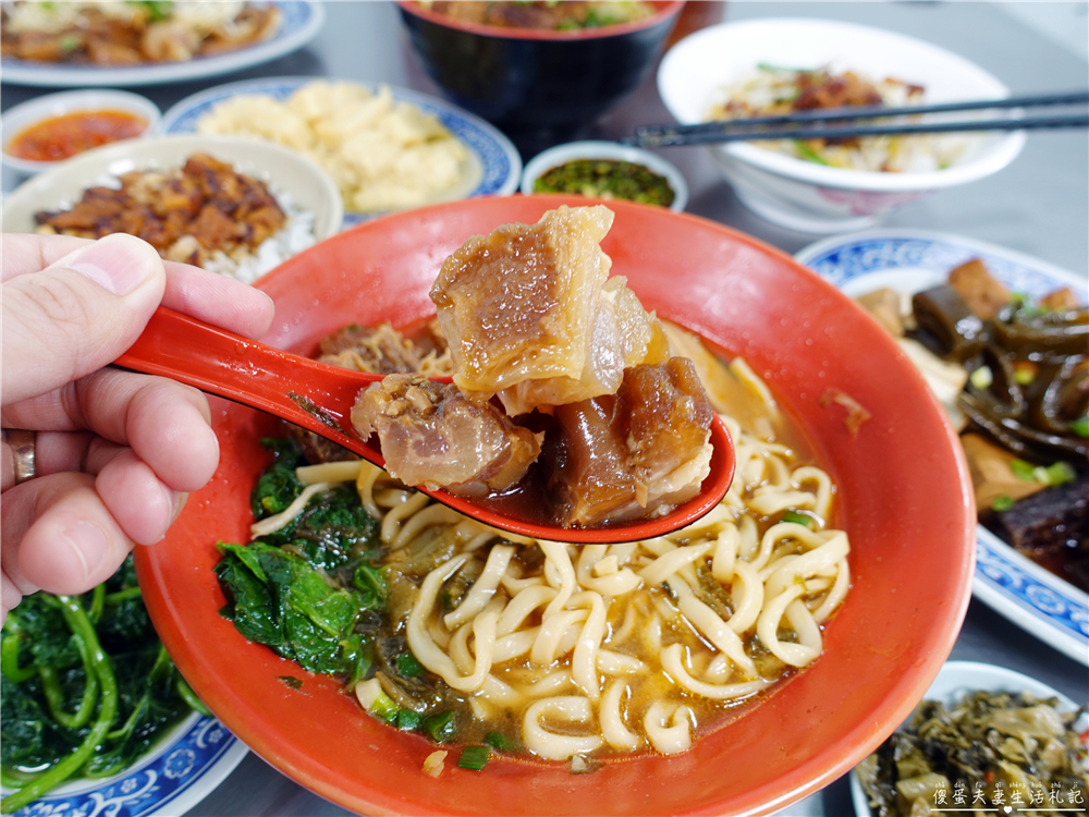 【苗栗後龍。美食】『黃屋牛肉麵』在地人激推！十班坑超人氣牛肉麵小吃店！ @傻蛋夫妻生活札記