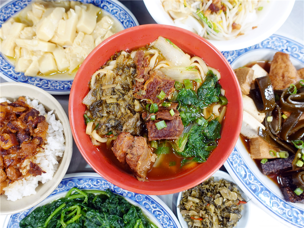 【苗栗後龍。美食】『黃屋牛肉麵』在地人激推！十班坑超人氣牛肉麵小吃店！ @傻蛋夫妻生活札記
