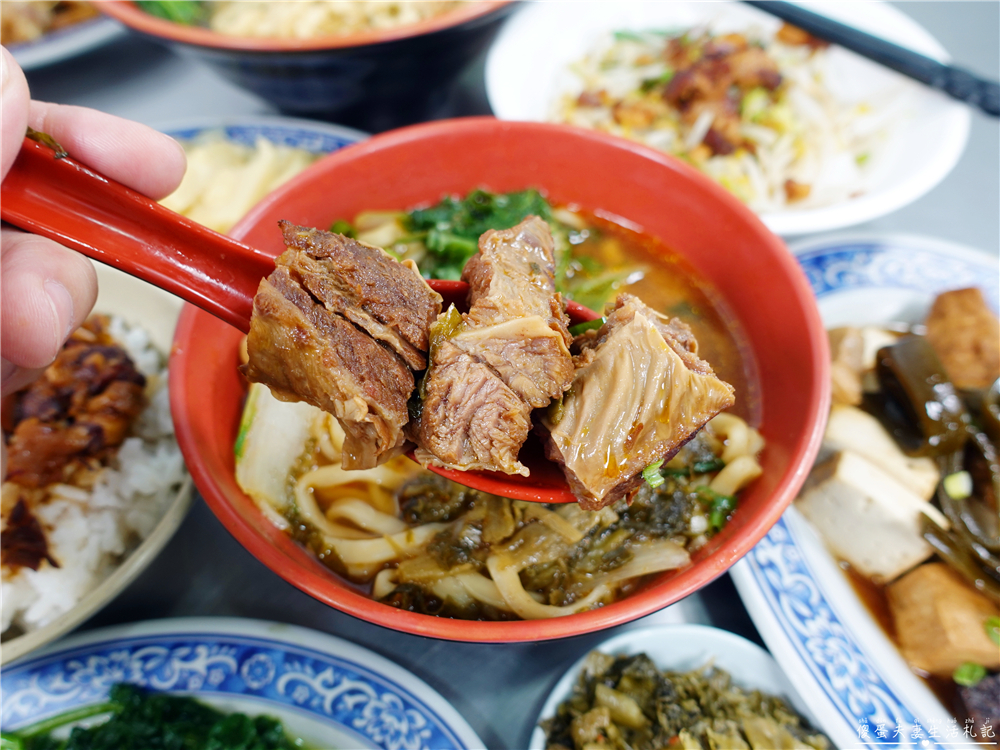 【苗栗後龍。美食】『黃屋牛肉麵』在地人激推！十班坑超人氣牛肉麵小吃店！ @傻蛋夫妻生活札記