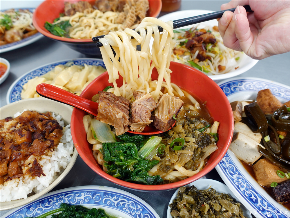 【苗栗後龍。美食】『黃屋牛肉麵』在地人激推！十班坑超人氣牛肉麵小吃店！ @傻蛋夫妻生活札記