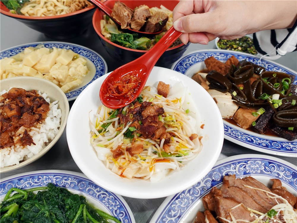 【苗栗後龍。美食】『黃屋牛肉麵』在地人激推！十班坑超人氣牛肉麵小吃店！ @傻蛋夫妻生活札記