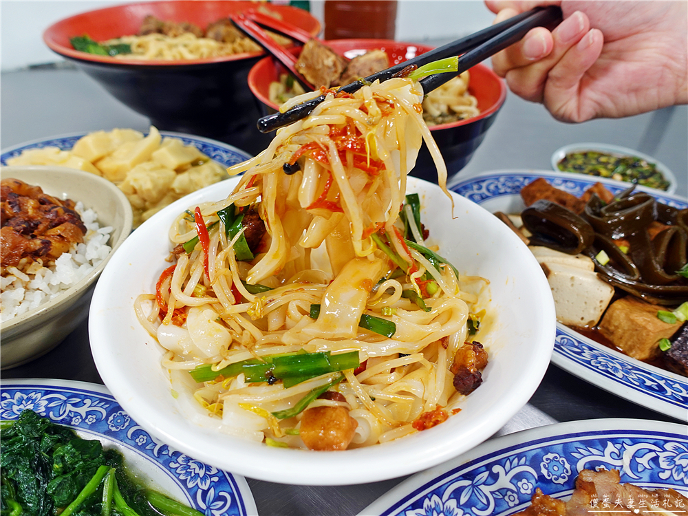 【苗栗後龍。美食】『黃屋牛肉麵』在地人激推！十班坑超人氣牛肉麵小吃店！ @傻蛋夫妻生活札記