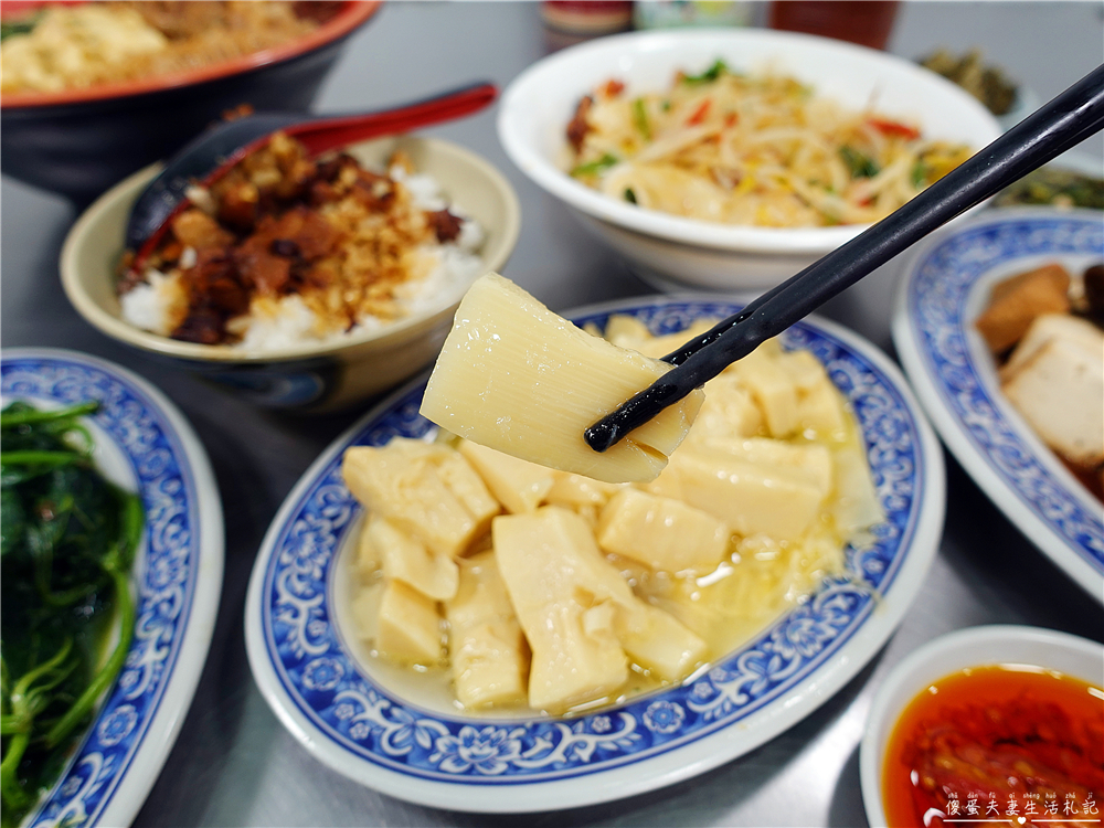 【苗栗後龍。美食】『黃屋牛肉麵』在地人激推！十班坑超人氣牛肉麵小吃店！ @傻蛋夫妻生活札記