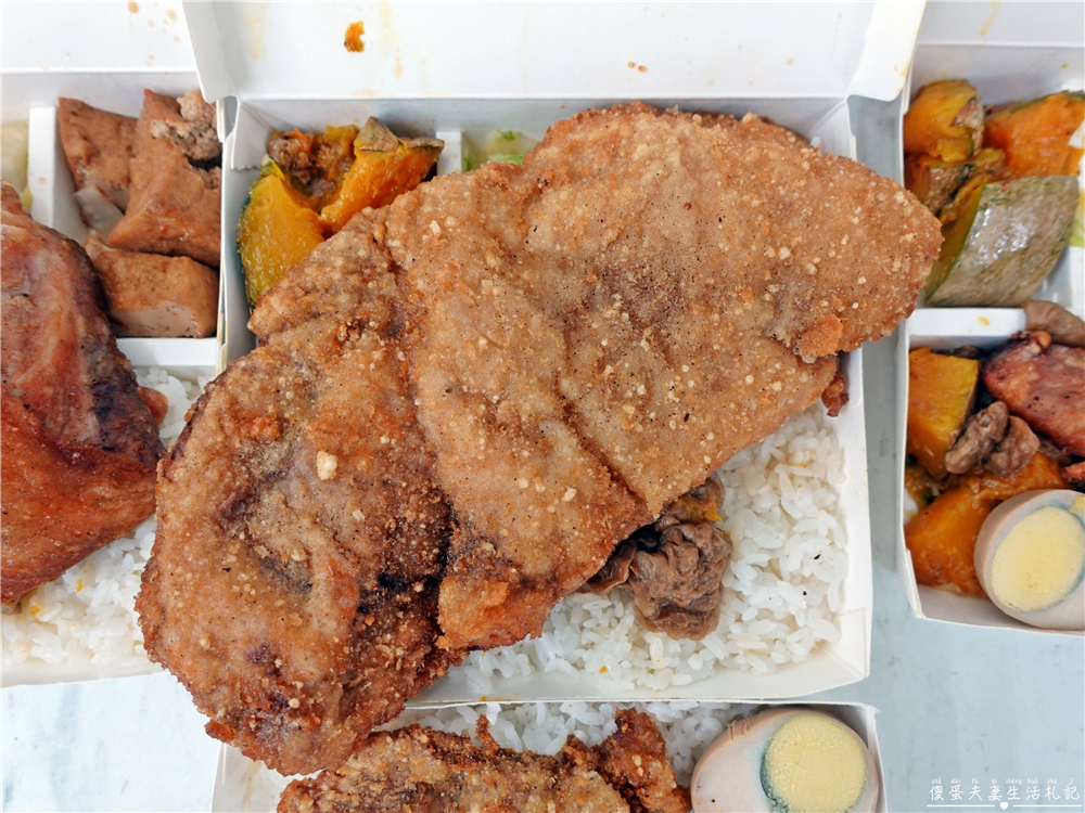 【苗栗市。美食】『胡記便當』午餐救星！少量就送的老字號巷子內便當！ @傻蛋夫妻生活札記