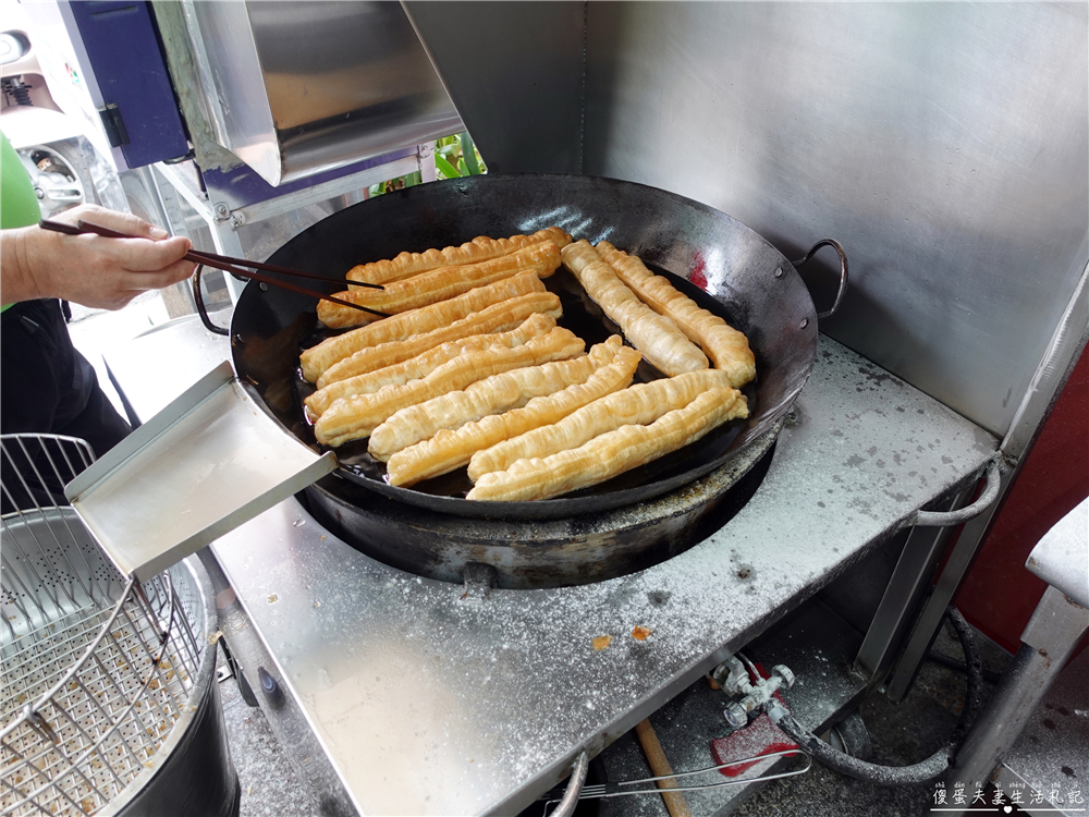 【台中北屯。美食】『務本早點』超誇張排隊美食！特色蔥辣燒餅油條~~原精武路無名燒餅油條！ @傻蛋夫妻生活札記