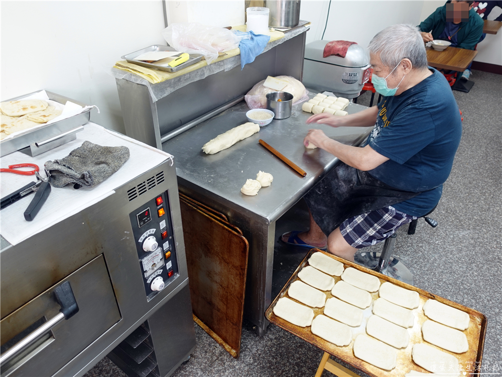 【台中北屯。美食】『務本早點』超誇張排隊美食！特色蔥辣燒餅油條~~原精武路無名燒餅油條！ @傻蛋夫妻生活札記