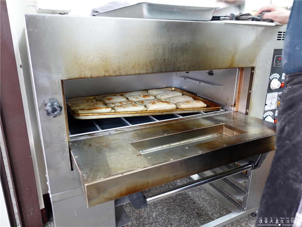 【台中北屯。美食】『務本早點』超誇張排隊美食！特色蔥辣燒餅油條~~原精武路無名燒餅油條！ @傻蛋夫妻生活札記