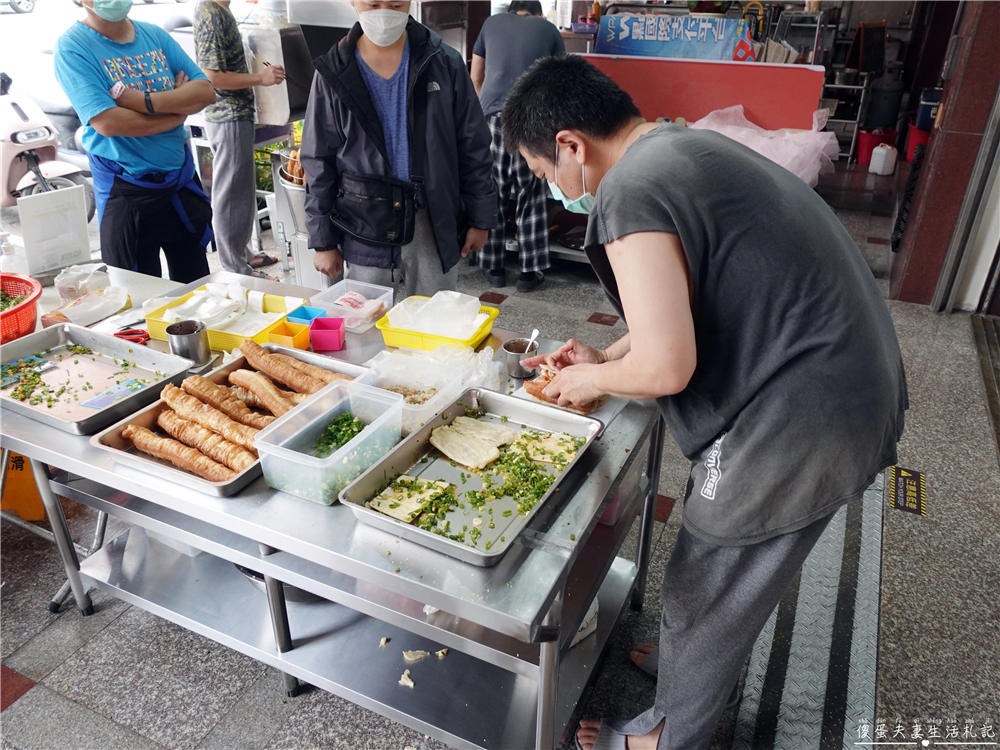【台中北屯。美食】『務本早點』超誇張排隊美食！特色蔥辣燒餅油條~~原精武路無名燒餅油條！ @傻蛋夫妻生活札記