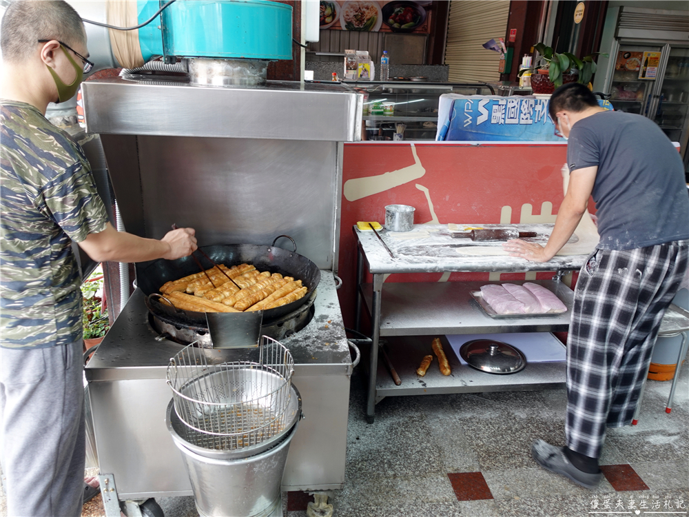 【台中北屯。美食】『務本早點』超誇張排隊美食！特色蔥辣燒餅油條~~原精武路無名燒餅油條！ @傻蛋夫妻生活札記