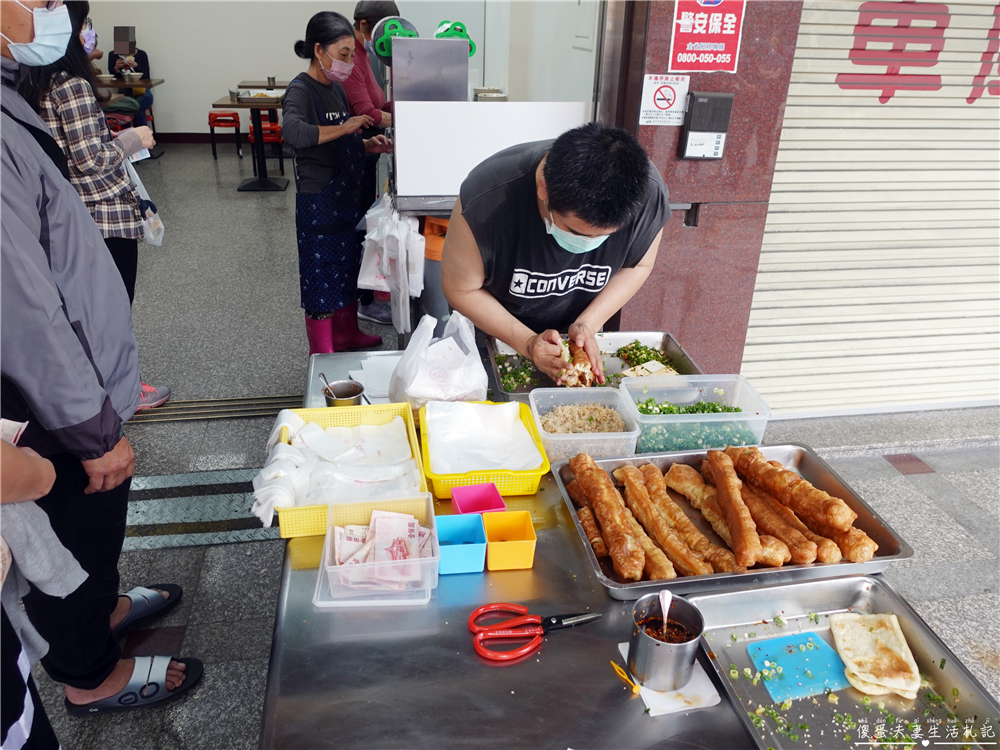 【台中北屯。美食】『務本早點』超誇張排隊美食！特色蔥辣燒餅油條~~原精武路無名燒餅油條！ @傻蛋夫妻生活札記