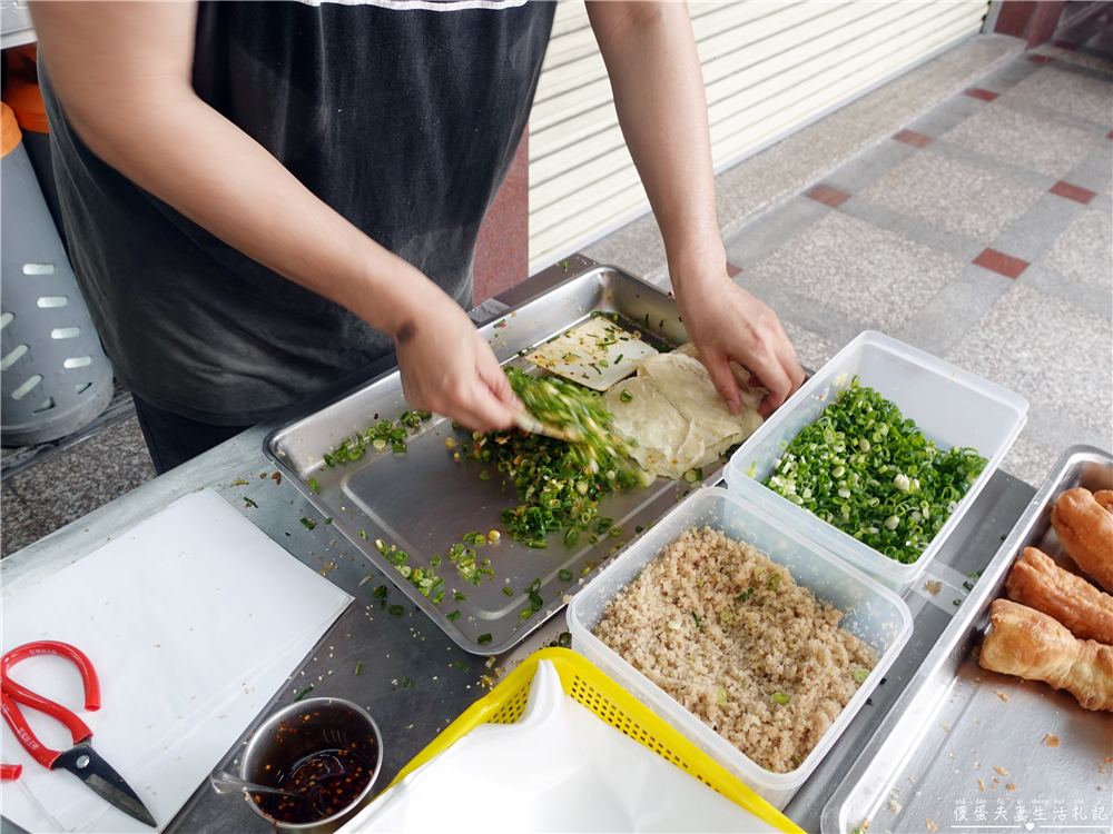 【台中北屯。美食】『務本早點』超誇張排隊美食！特色蔥辣燒餅油條~~原精武路無名燒餅油條！ @傻蛋夫妻生活札記