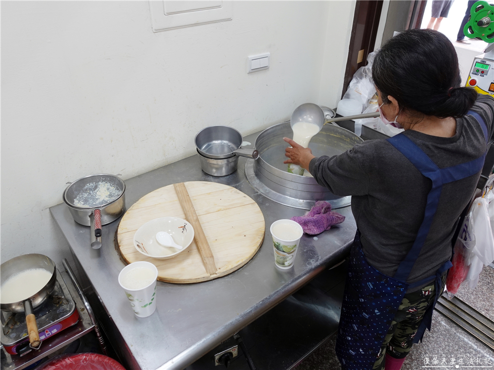 【台中北屯。美食】『務本早點』超誇張排隊美食！特色蔥辣燒餅油條~~原精武路無名燒餅油條！ @傻蛋夫妻生活札記