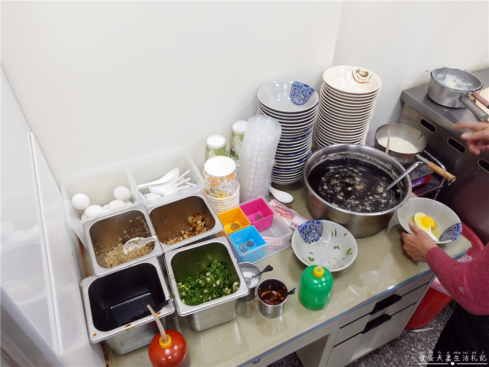 【台中北屯。美食】『務本早點』超誇張排隊美食！特色蔥辣燒餅油條~~原精武路無名燒餅油條！ @傻蛋夫妻生活札記