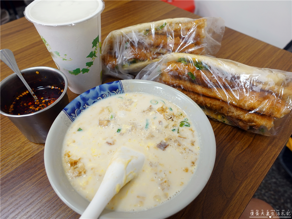 【台中北屯。美食】『務本早點』超誇張排隊美食！特色蔥辣燒餅油條~~原精武路無名燒餅油條！ @傻蛋夫妻生活札記