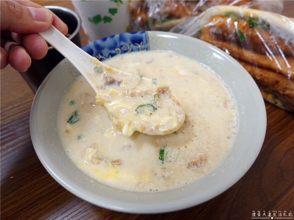 【台中北屯。美食】『務本早點』超誇張排隊美食！特色蔥辣燒餅油條~~原精武路無名燒餅油條！ @傻蛋夫妻生活札記