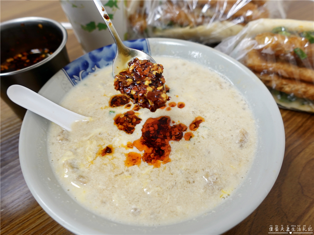 【台中北屯。美食】『務本早點』超誇張排隊美食！特色蔥辣燒餅油條~~原精武路無名燒餅油條！ @傻蛋夫妻生活札記