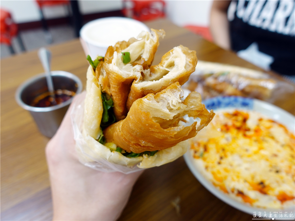【台中北屯。美食】『務本早點』超誇張排隊美食！特色蔥辣燒餅油條~~原精武路無名燒餅油條！ @傻蛋夫妻生活札記