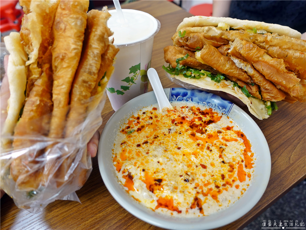【台中北屯。美食】『務本早點』超誇張排隊美食！特色蔥辣燒餅油條~~原精武路無名燒餅油條！ @傻蛋夫妻生活札記