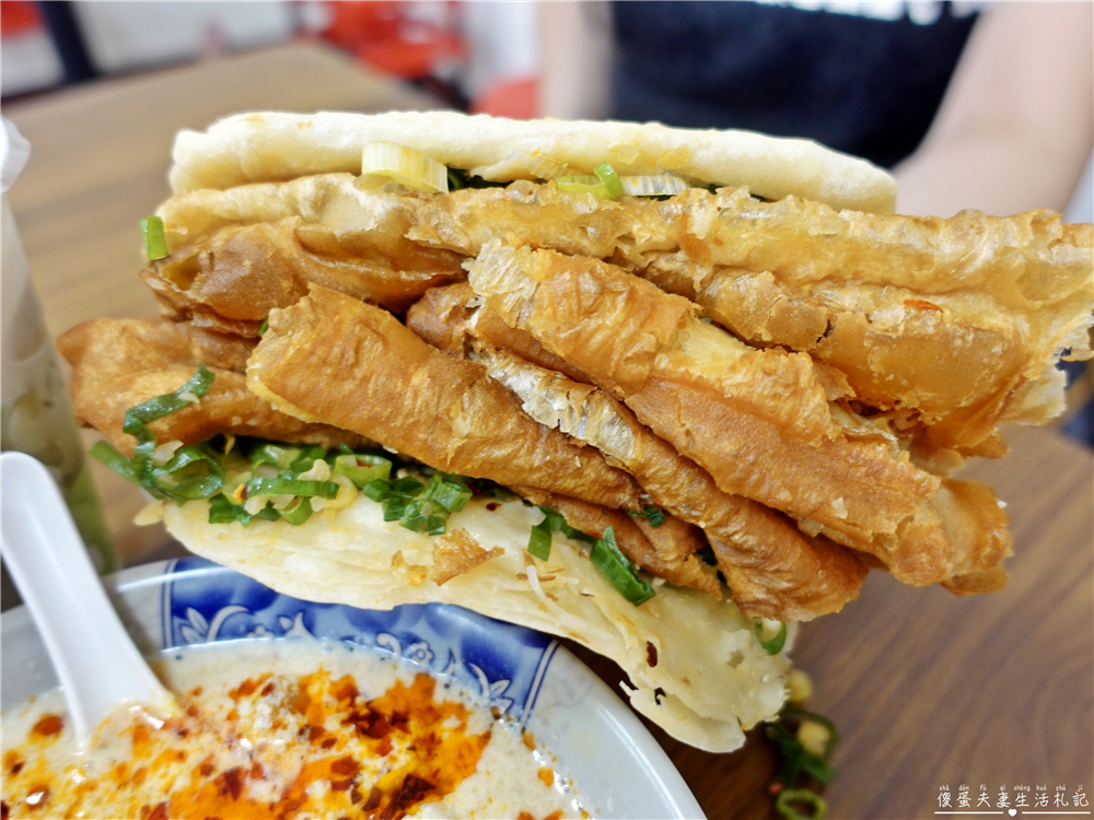 【台中北屯。美食】『務本早點』超誇張排隊美食！特色蔥辣燒餅油條~~原精武路無名燒餅油條！ @傻蛋夫妻生活札記