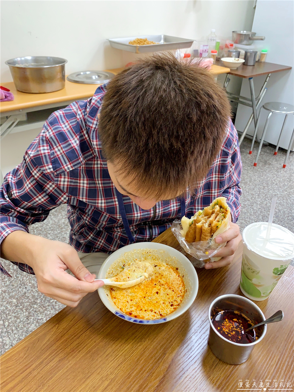 【台中北屯。美食】『務本早點』超誇張排隊美食！特色蔥辣燒餅油條~~原精武路無名燒餅油條！ @傻蛋夫妻生活札記