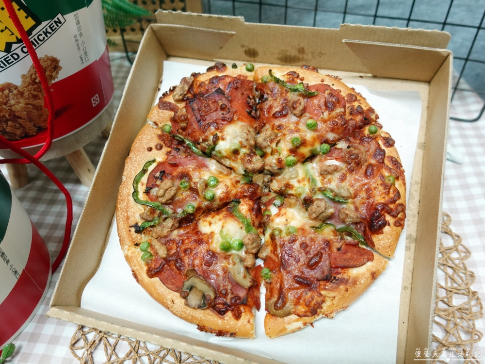 【苗栗市。美食】『拿坡里披薩』復活重生！傳說中被披薩耽誤的炸雞店！ @傻蛋夫妻生活札記