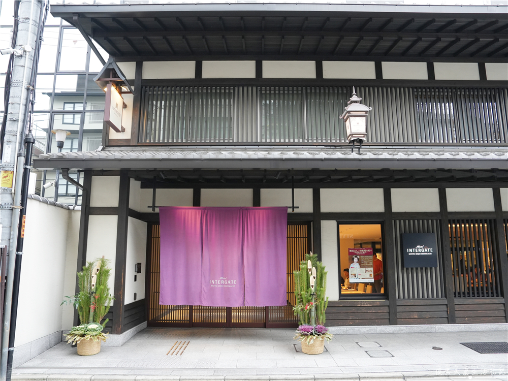 【日本京都。住宿】『京都四条新町穎特飯店 / Hotel Intergate Kyoto Shijoshinmachi』寬敞舒適又乾淨！還有免費飲料、小吃以及舒適大浴場！ @傻蛋夫妻生活札記