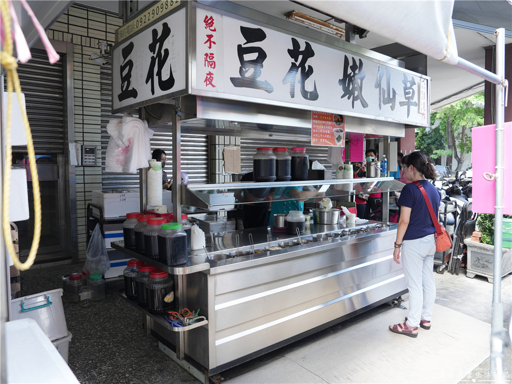 【台中西區。美食】『民生路無名豆花』配料裝好裝滿隨你加！佛又好吃的超夯排隊豆花、仙草凍！ @傻蛋夫妻生活札記