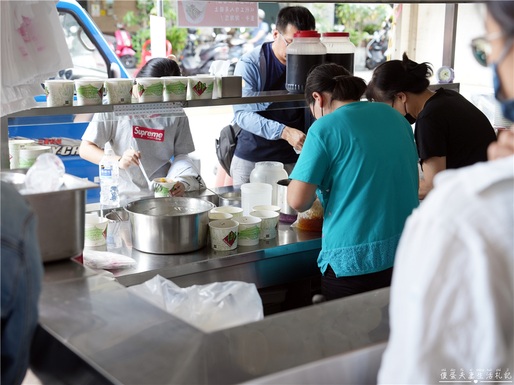 【台中西區。美食】『民生路無名豆花』配料裝好裝滿隨你加！佛又好吃的超夯排隊豆花、仙草凍！ @傻蛋夫妻生活札記